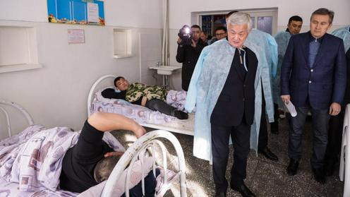 Вице-премьер Казахстана Бердибек Сапарбаев навещает пострадавших в больнице села Кордай. Фото с сайта премьер-министра Казахстана