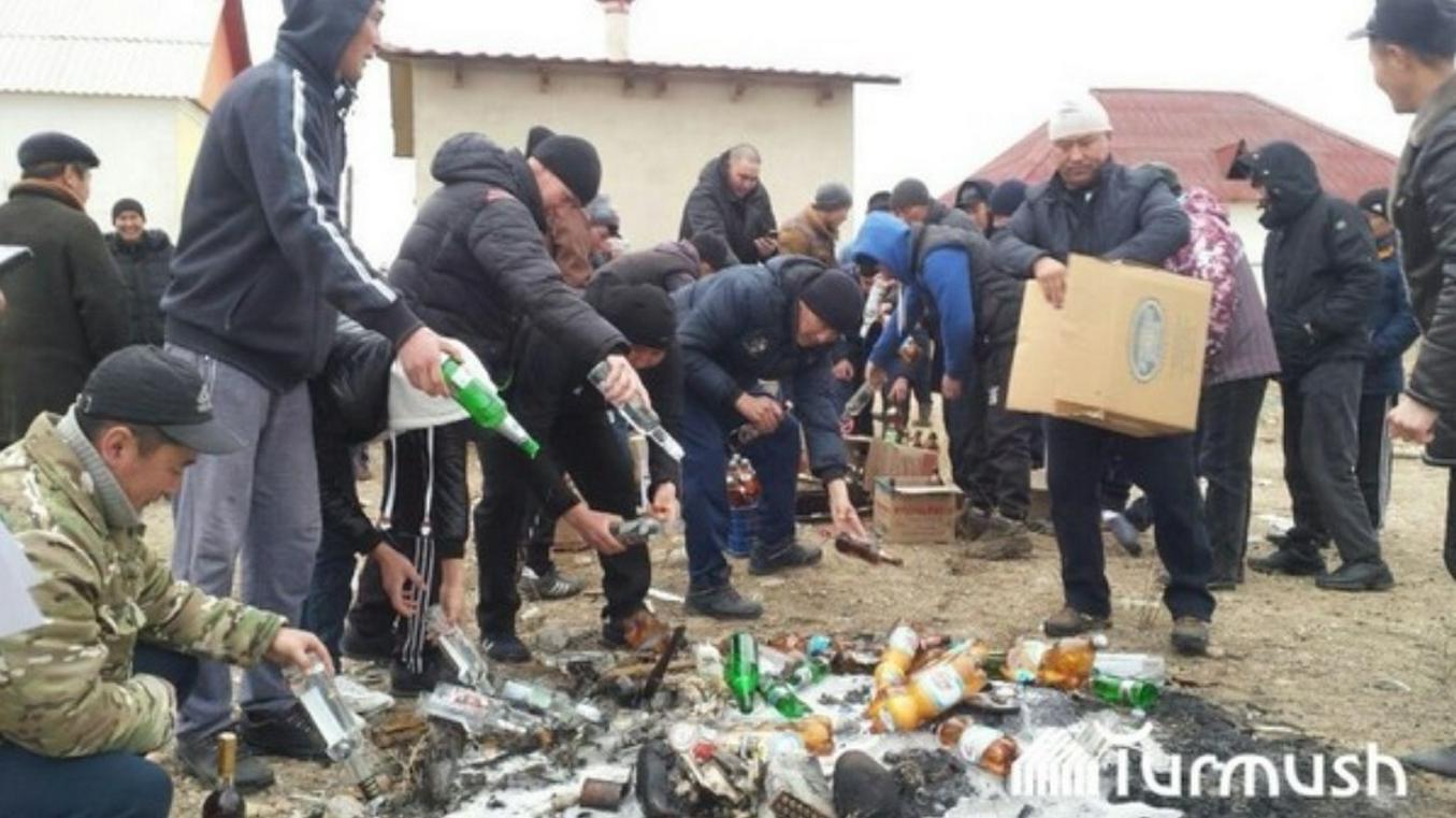 В киргизском селе сняли видео о борьбе с алкоголем путем его уничтожения